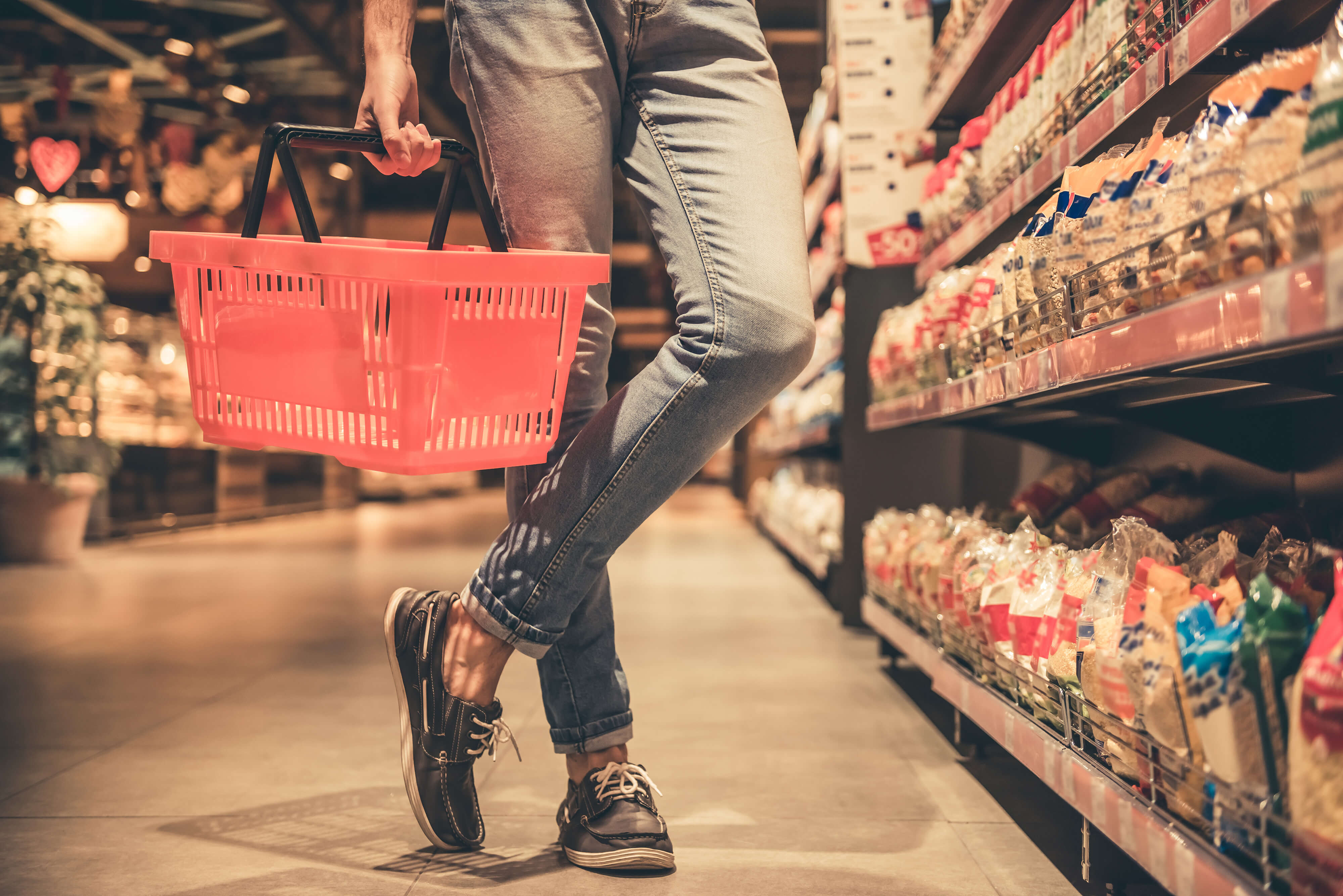 ecommerce-usability-testing-shopper-with-basket